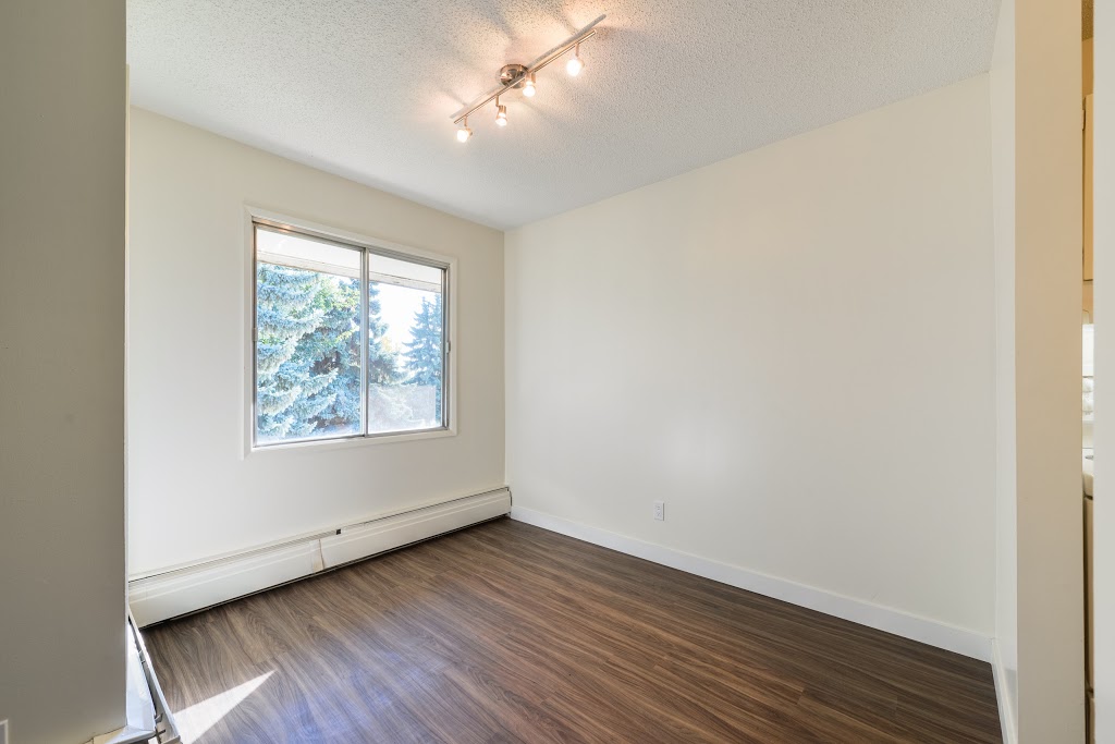 Pinetree Village | 14707 77 St NW, Edmonton, AB T5C 1E7, Canada | Phone: (780) 413-0014
