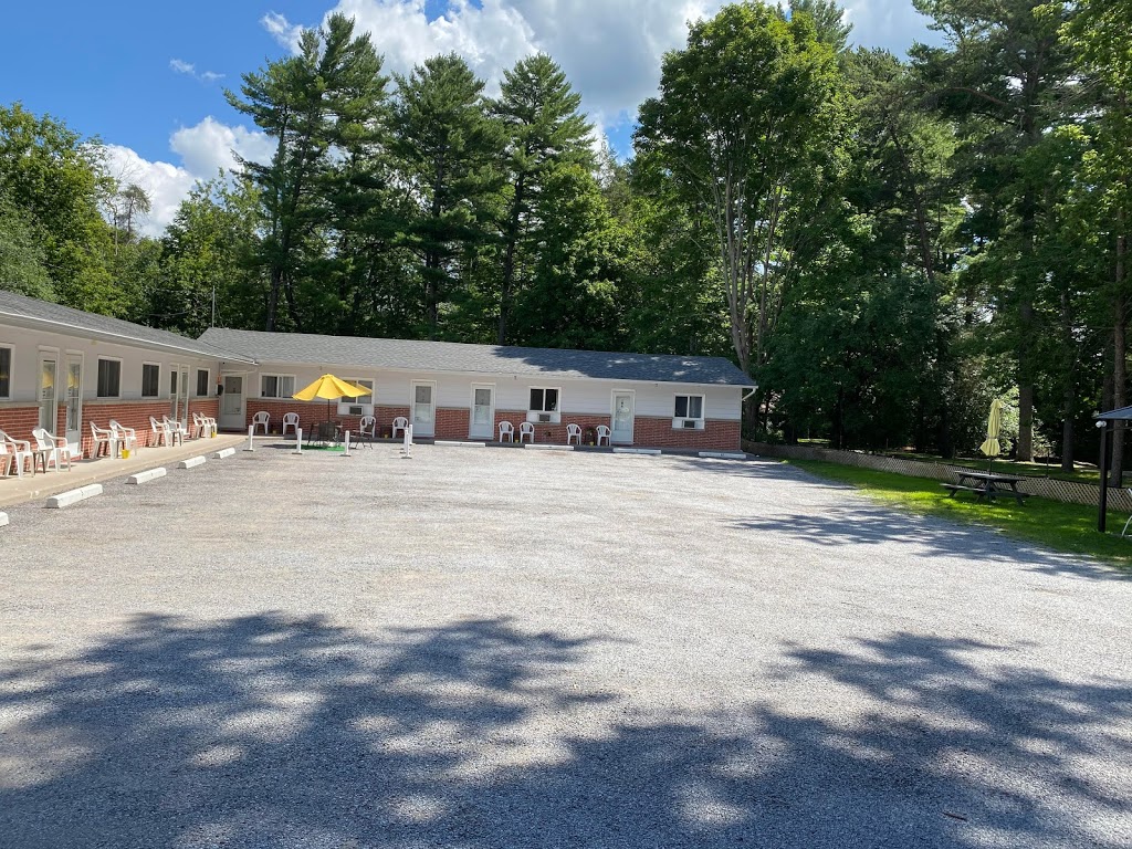Three Islands Motel | 3404 Kawartha Lakes County Rd 36, Bobcaygeon, ON K0M 1A0, Canada | Phone: (705) 738-2313