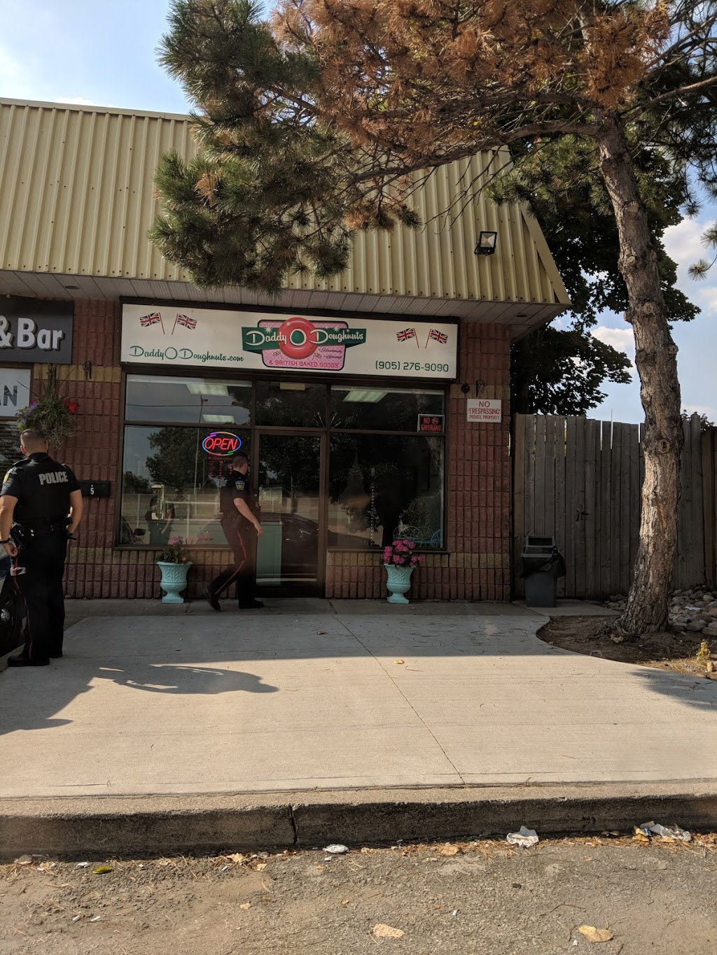 Daddy O Doughnuts & British Baked Goods | 589 N Service Rd, Mississauga, ON L5A 1B2, Canada | Phone: (905) 276-9090