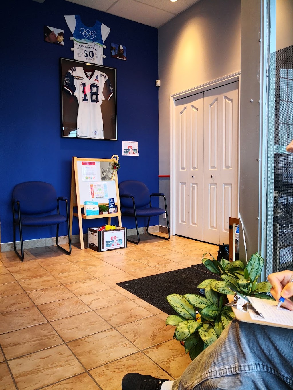 Physio Sports Santé | 3195 Bd Pitfield, Saint-Laurent, QC H4S 1H3, Canada | Phone: (514) 745-3195