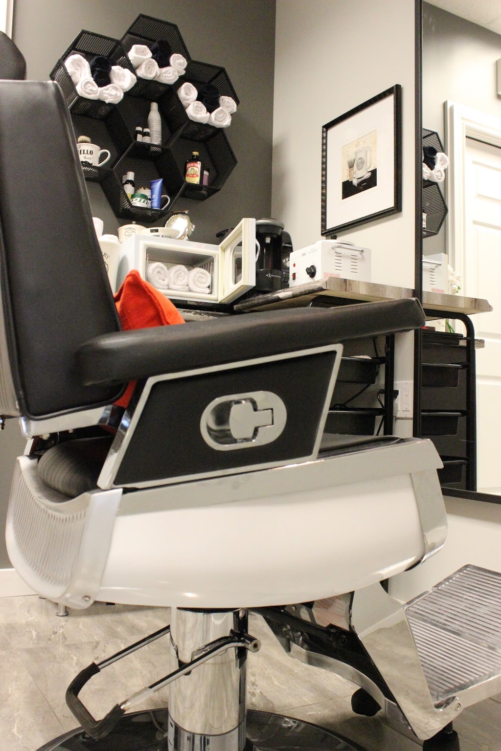Mount Royal Barber Shop & Hairstylist | 2039 Mount Forest Dr, Burlington, ON L7P 1H4, Canada | Phone: (905) 332-8257