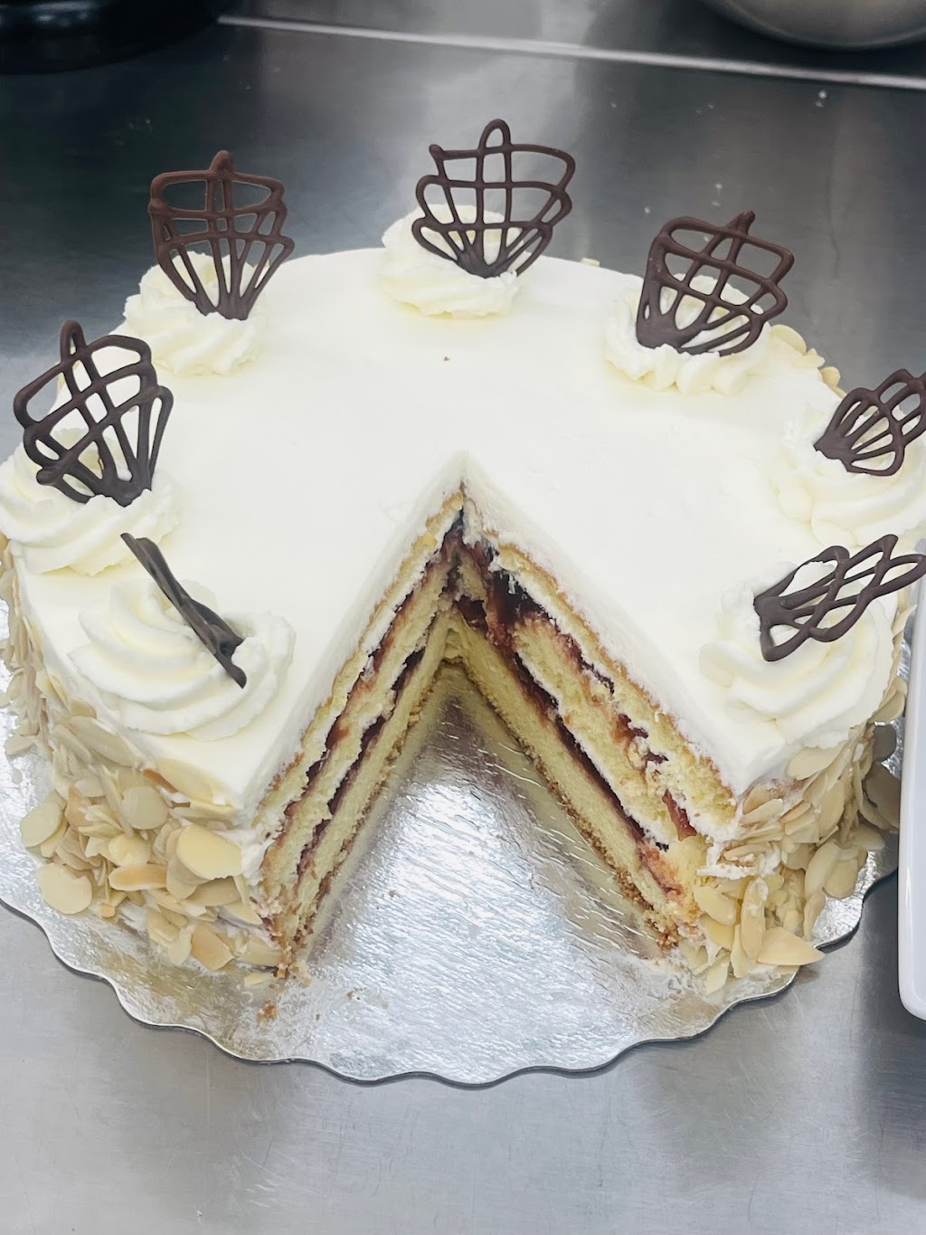 Dglamourcakesandevents | 177 Edgevalley Rd, London, ON N5V 0C5, Canada | Phone: (905) 781-9529