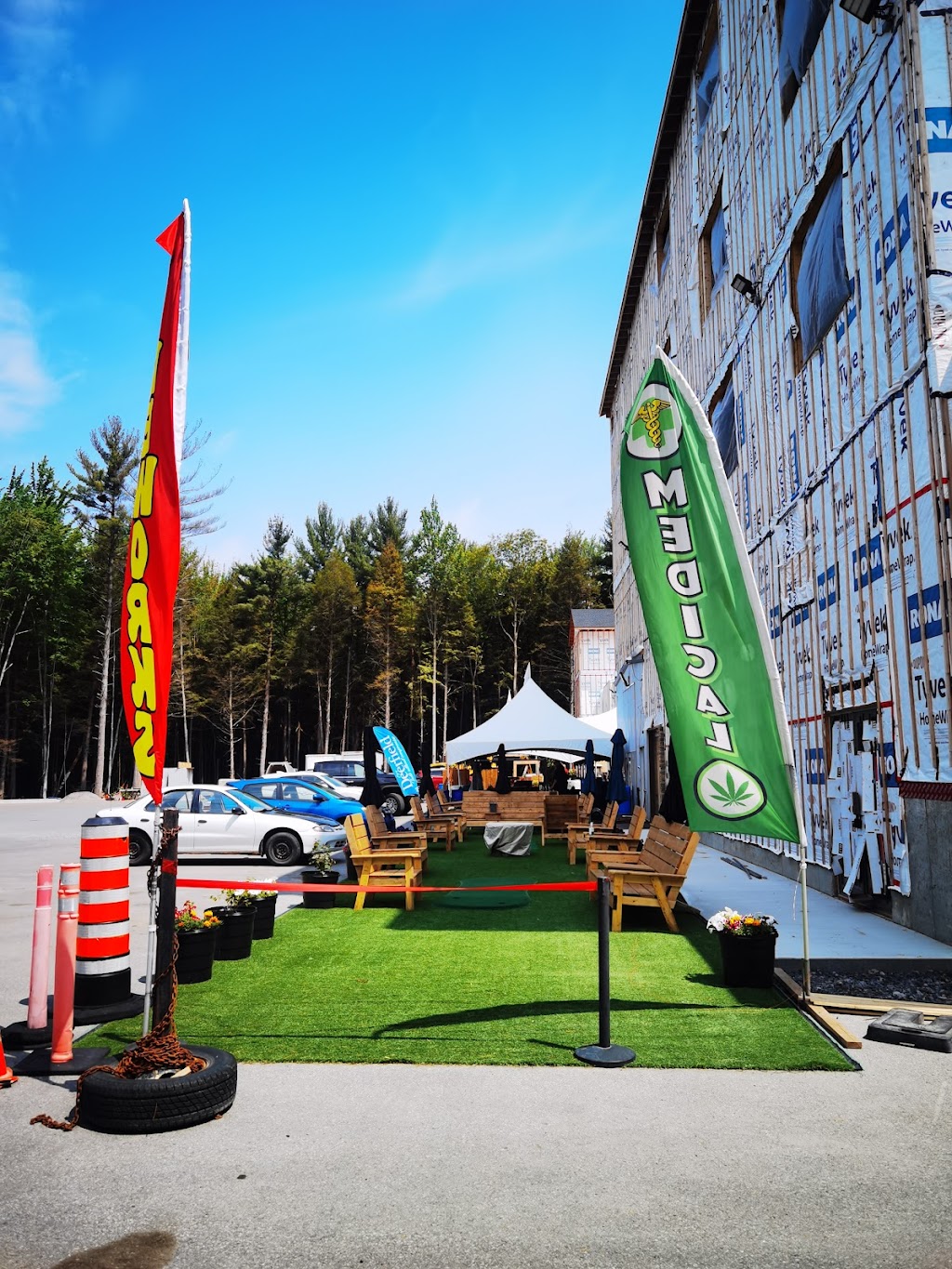 Big chiefs lounge | 445 Rue St Michel, Oka, QC J0N 1E0, Canada | Phone: (450) 560-1246