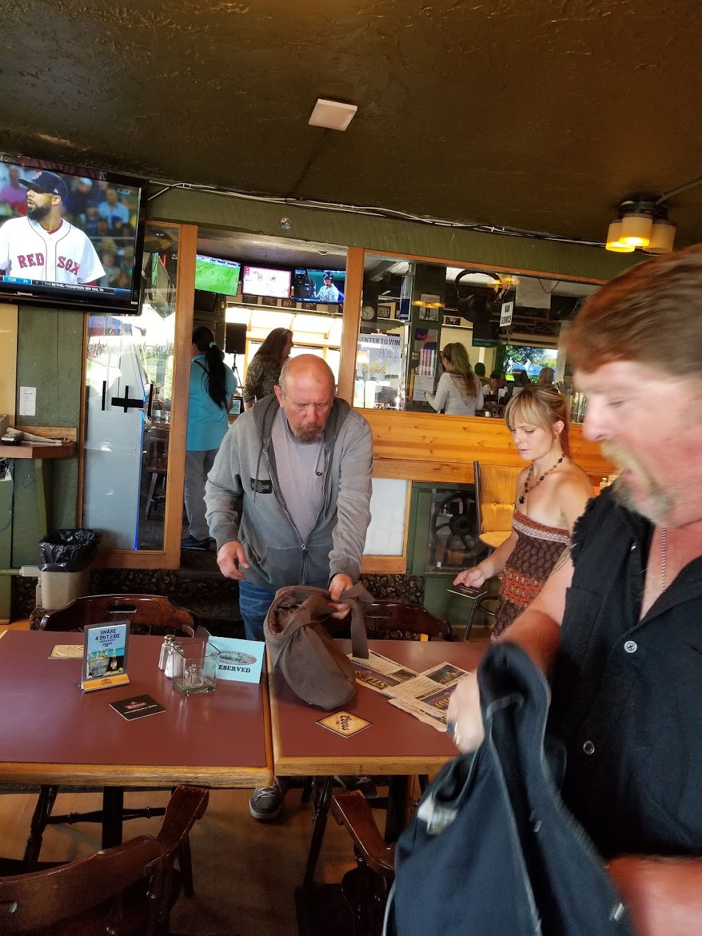 Whistle Stop Neighbourhood Pub | 2355 Mansfield Dr, Courtenay, BC V9N 2M2, Canada | Phone: (250) 334-4500