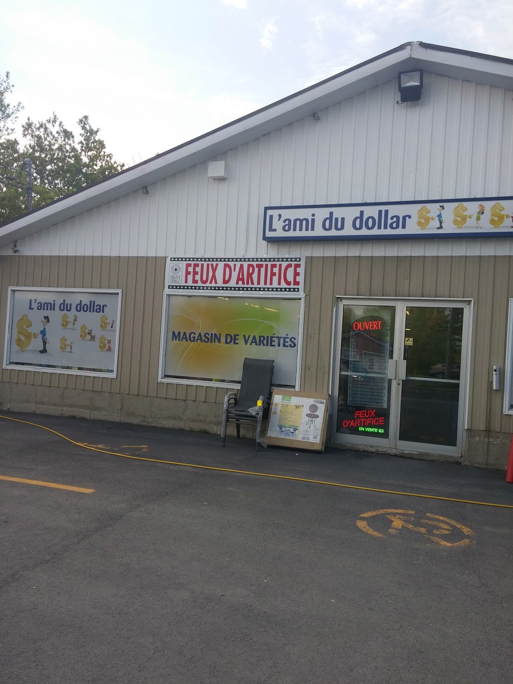 LAmi Du Dollar | 2 Rue de lÉglise S, Lacolle, QC J0J 1J0, Canada | Phone: (450) 246-3818