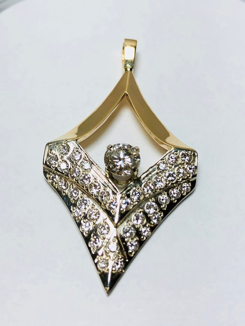 R G Huxley Jewellers Ltd | 240 Richmond St, London, ON N6B 2H6, Canada | Phone: (519) 679-8427