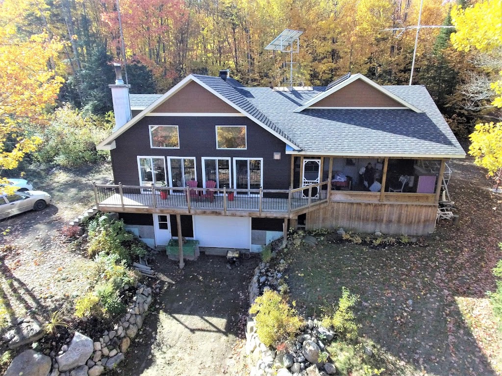 Chalet le campagnard | 1500 chemin du lac a la coureuse, Saint-Alexis-des-Monts, QC J0K 1V0, Canada | Phone: (819) 534-3764