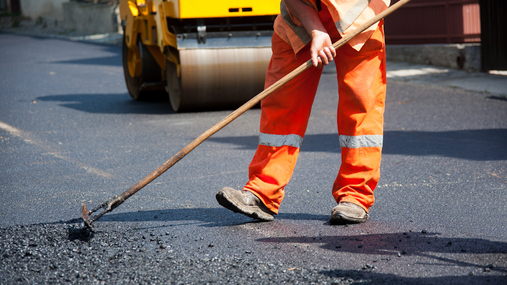 Bulldog Sealing & Asphalt Repair | 1474 Black Stallion Way, Greely, ON K4P 1P2, Canada | Phone: (613) 853-4474