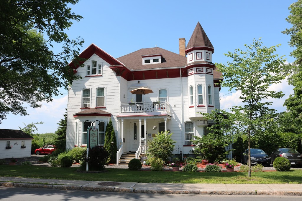 Au Manoir de Levis B&B | 473 Rue Saint-Joseph, Lévis, QC G6V 1G9, Canada | Phone: (418) 833-6233