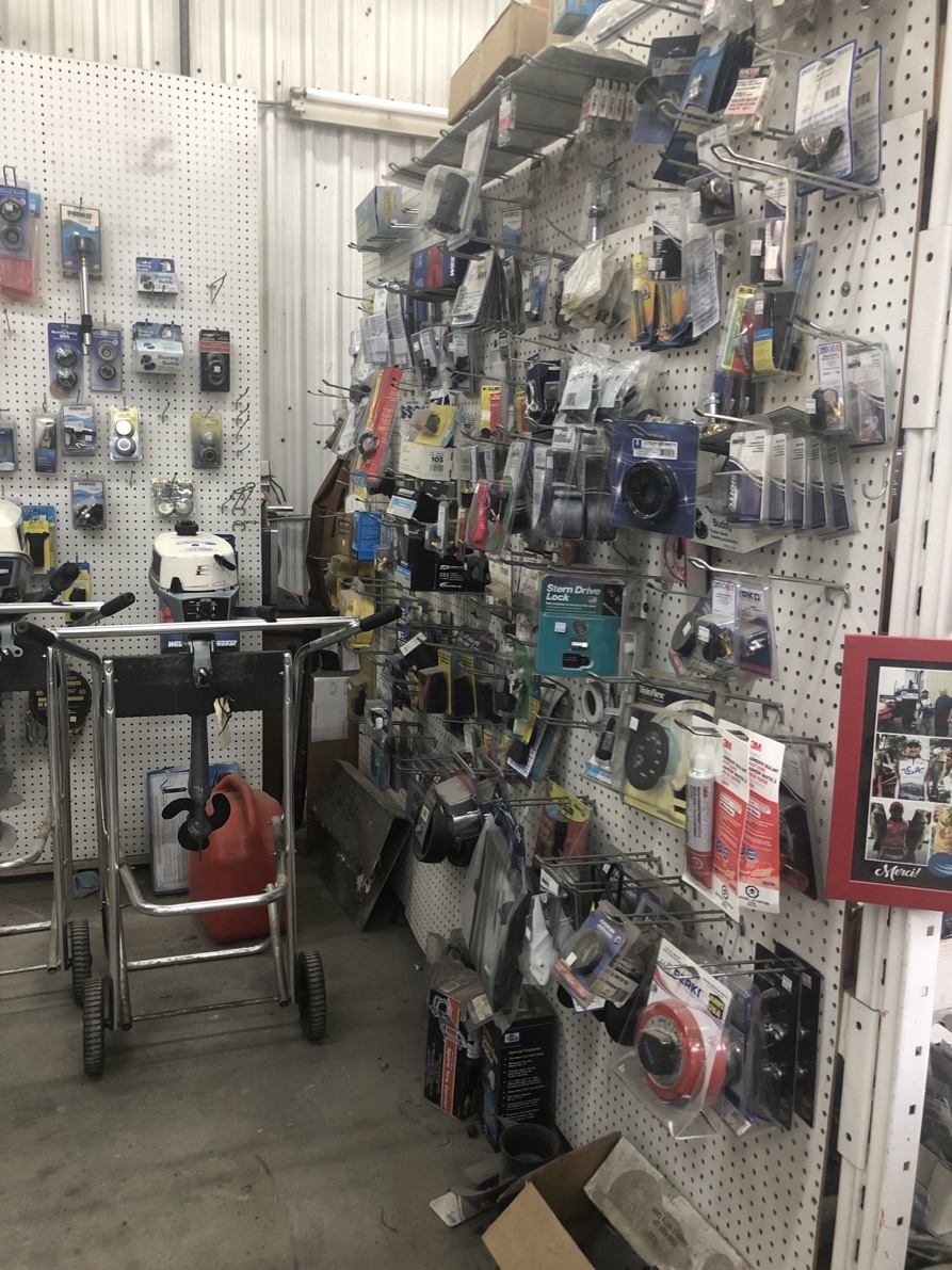 Robert D Aqua Sport | 209 Bd Yvon-LHeureux S, McMasterville, QC J3G 5G2, Canada | Phone: (450) 536-0077