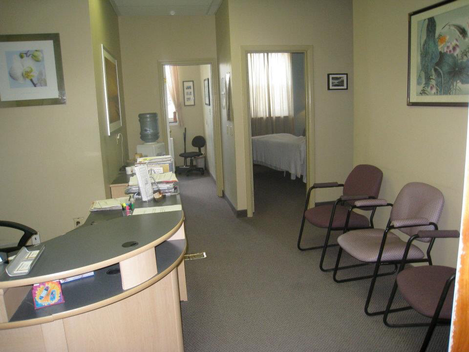 Applewood Chiropractic & Massage Clinic | 1077 N Service Rd #203, Mississauga, ON L4Y 1A6, Canada | Phone: (905) 803-8838