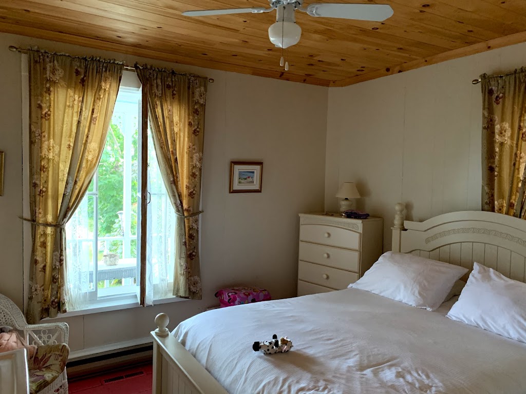 Maison Hovington | 285 Rue des Pionniers, Tadoussac, QC G0T 2A0, Canada | Phone: (418) 235-4466