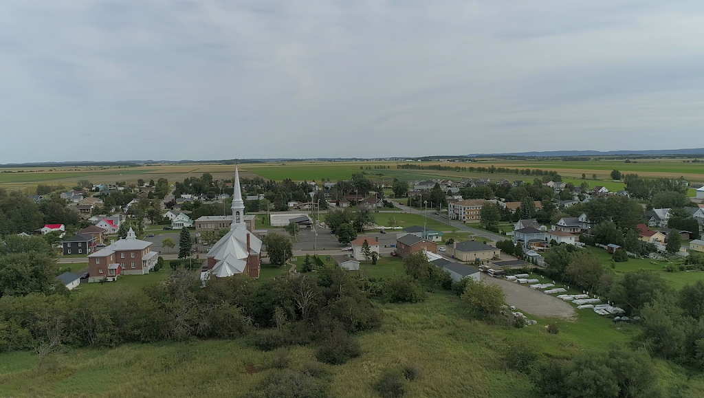 Presbytere St-Gedeon | 201 Rue de Quen, Saint-Gédéon, QC G0W 2P0, Canada | Phone: (418) 345-2323