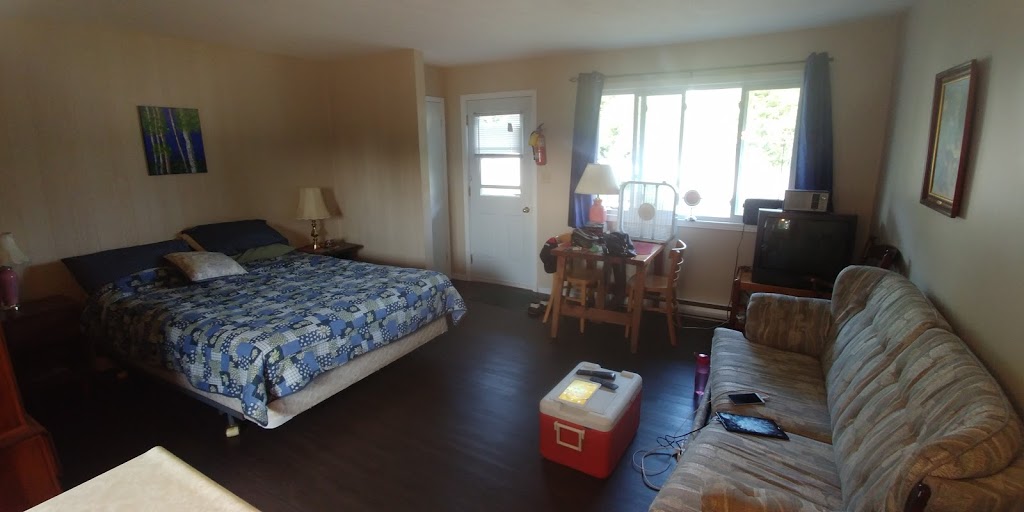 Bass Lake Lodge | 6 B12 Rd, Lombardy, ON K0G 1L0, Canada | Phone: (613) 283-0136