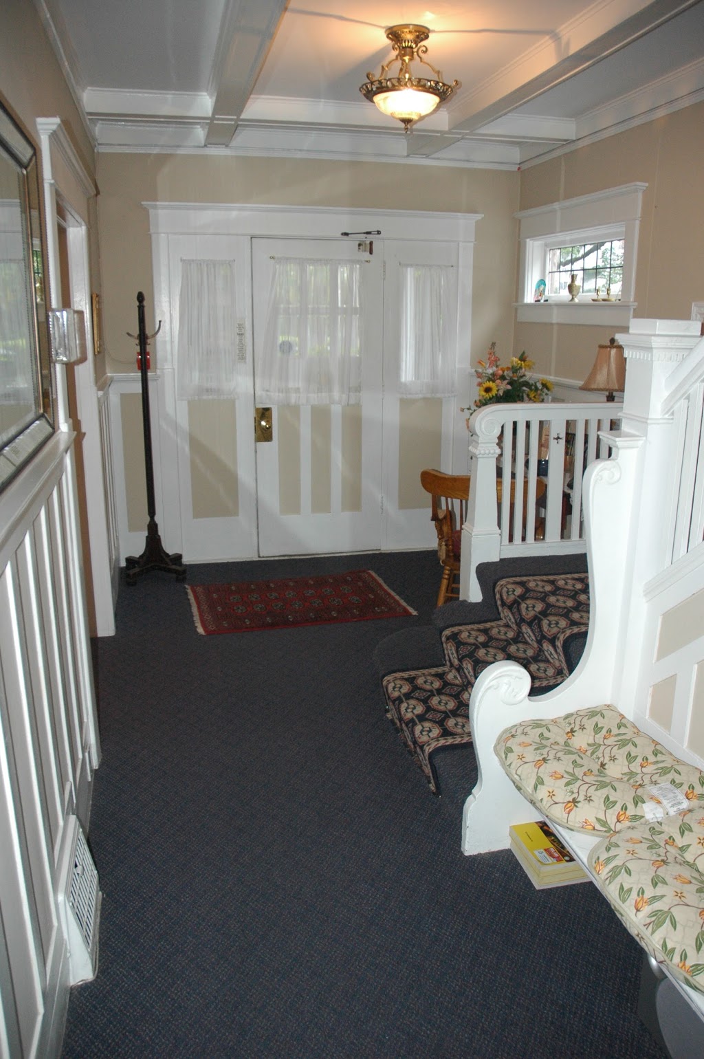 Cambie Lodge Bed and Breakfast | 446 W 13th Ave, Vancouver, BC V5Y 1W5, Canada | Phone: (604) 872-3060