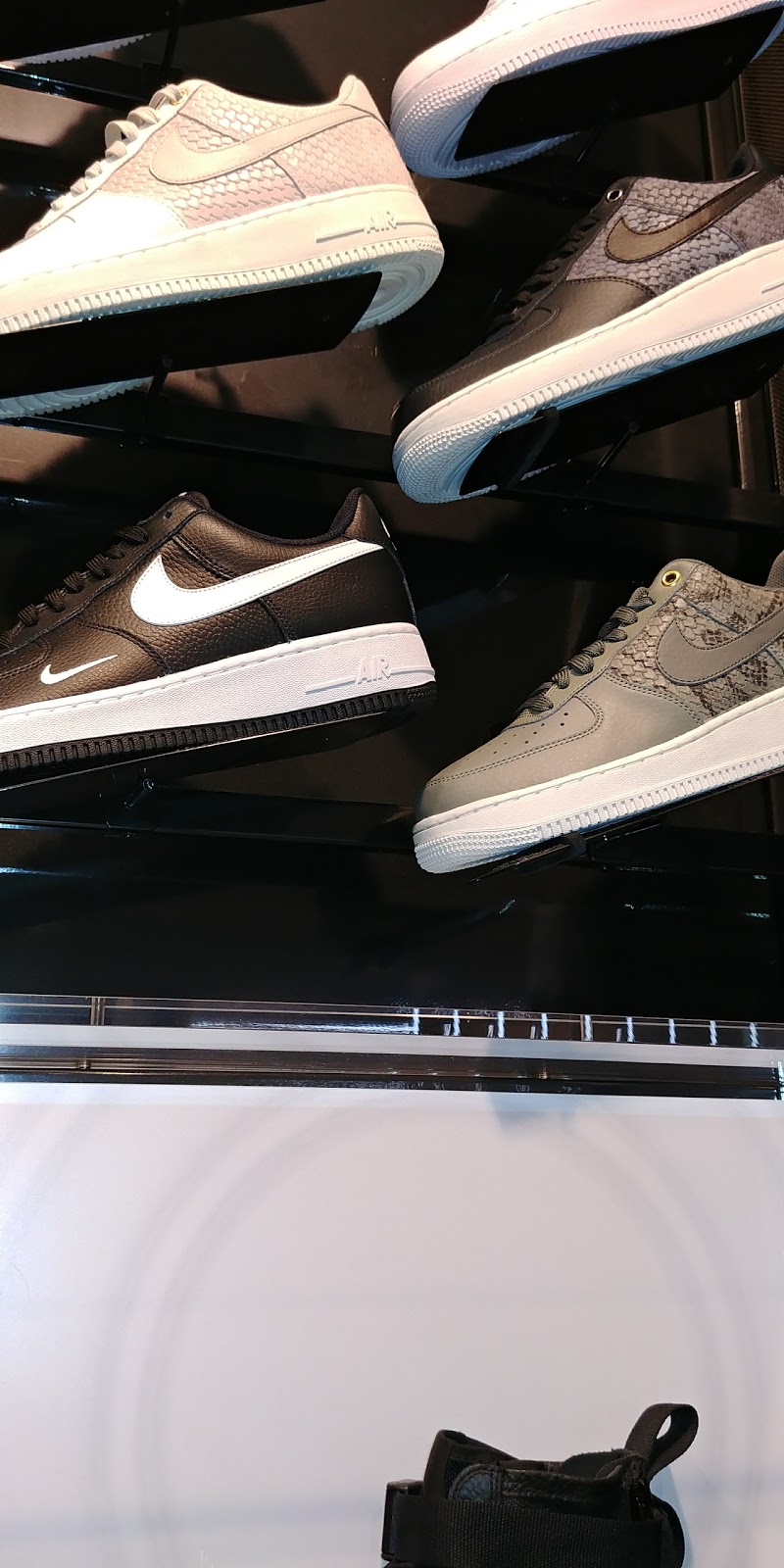 Foot Locker | 2960 Kingsway Drive Space E6a, Kitchener, ON N2C 1X1, Canada | Phone: (519) 893-9609