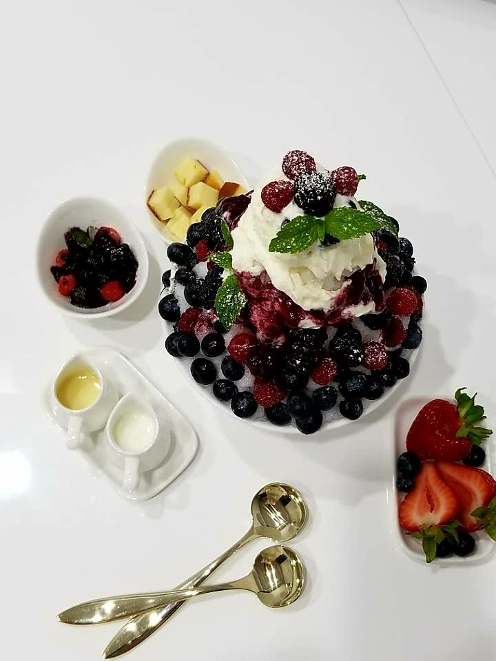 Snow&Moon | 5-1727 Kenaston Blvd, Winnipeg, MB R3Y 1V5, Canada | Phone: (204) 309-0606