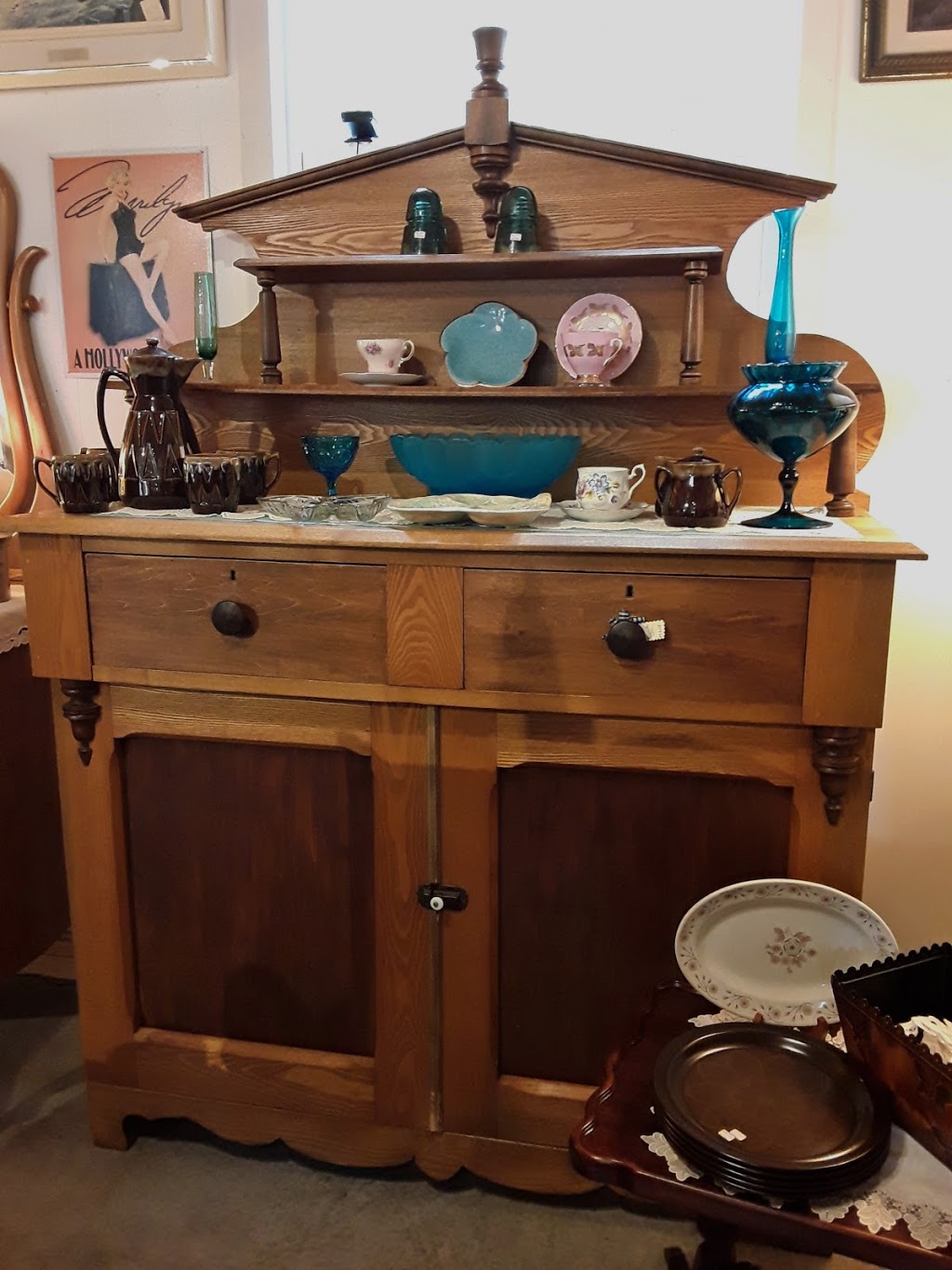 Antiques, Treasures & Treats | 260 Elgin St W, Arnprior, ON K7S 1P3, Canada | Phone: (613) 623-3858