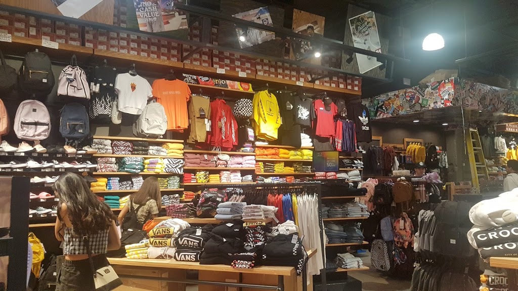 Zumiez | 17600 Yonge St SUITE E25, Newmarket, ON L3Y 4Z1, Canada | Phone: (905) 853-9019