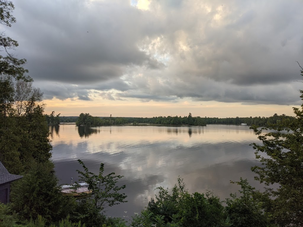 Eaglewings Cottage | 2946 Eagles Cliff Ln, Selwyn, ON K0H 2H0, Canada | Phone: (416) 702-9334