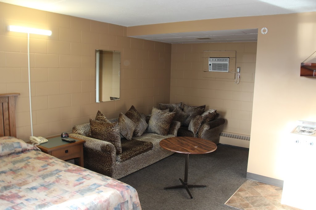 Capones Hideaway Motel | 1 Main St N, Moose Jaw, SK S6H 0V8, Canada | Phone: (306) 692-6422