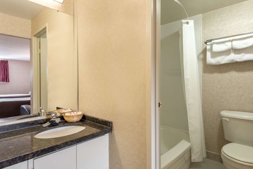 Howard Johnson by Wyndham Gravenhurst | 1165 Muskoka Rd S, Gravenhurst, ON P1P 1K6, Canada | Phone: (705) 687-7707