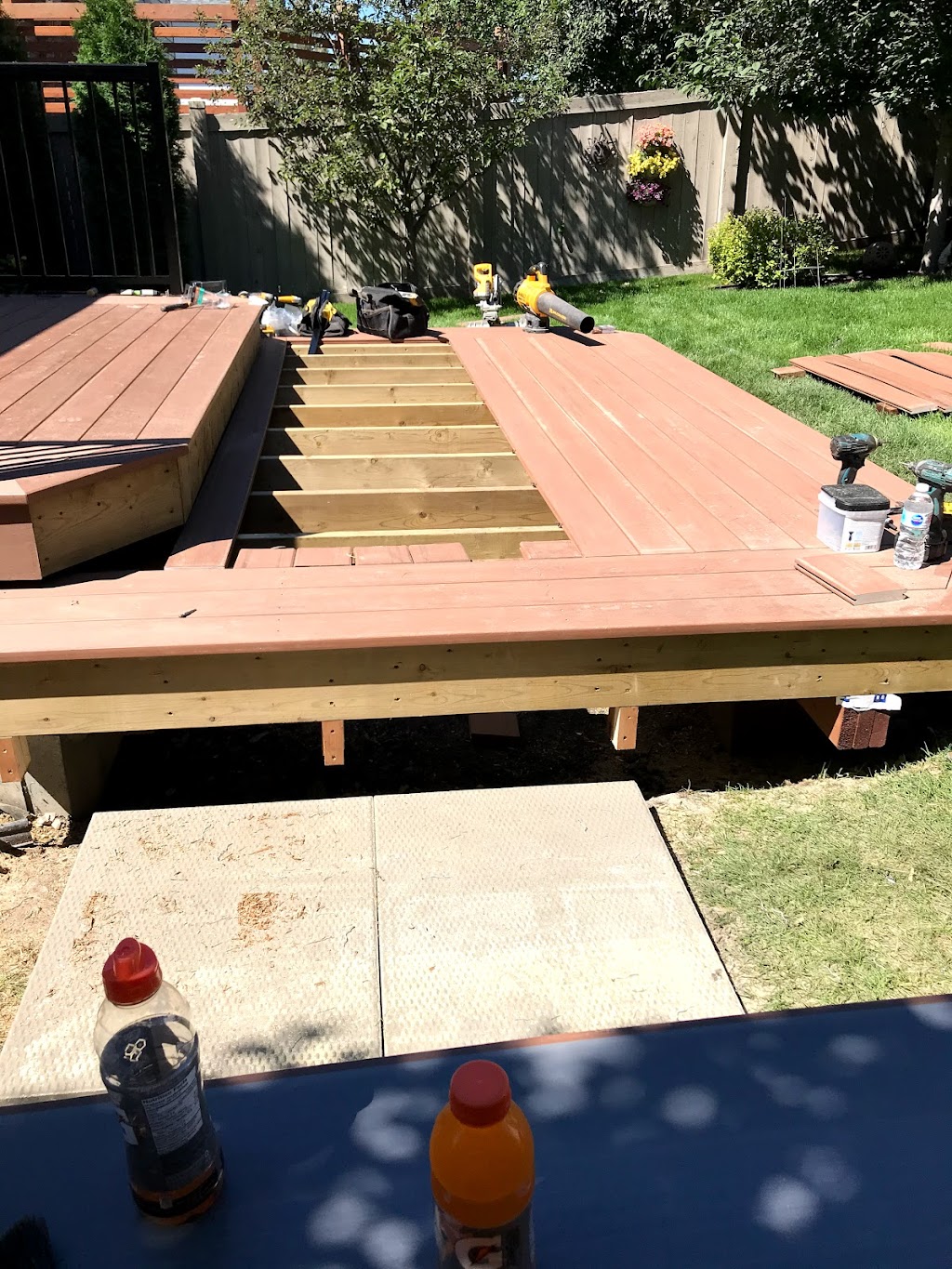 Alex Fence &deck services | 227 Heath Rd NW, Edmonton, AB T6R 1S1, Canada | Phone: (780) 802-1896