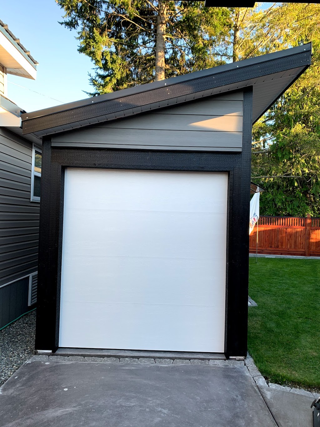 Kingdom Garage Doors Ltd | Extension Rd, Nanaimo, BC V9X 1G3, Canada | Phone: (250) 713-9125
