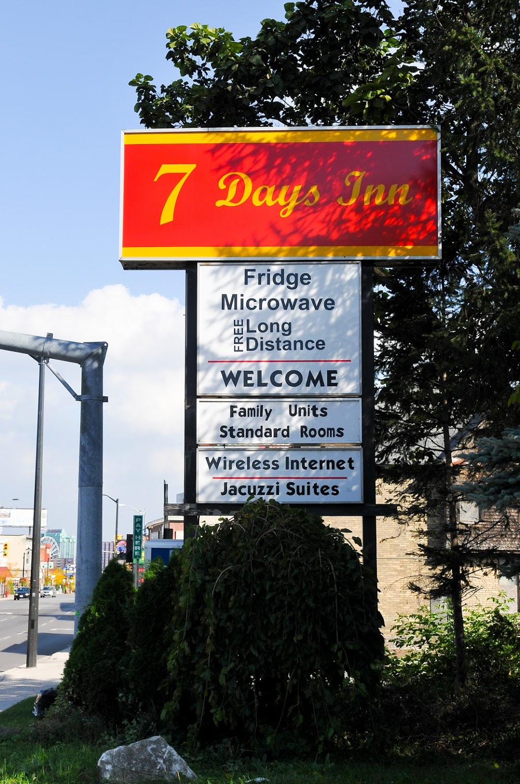 7 Days Inn | 6032 Lundys Ln, Niagara Falls, ON L2G 1T1, Canada | Phone: (905) 357-6565