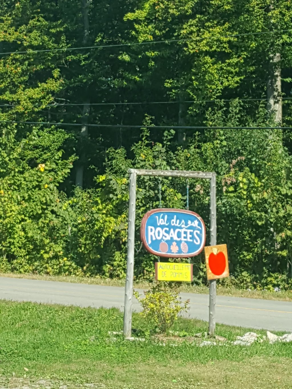 Val Des Rosacees | 3300 Montée Robillard, Mirabel, QC J7N 2S4, Canada | Phone: (450) 598-1198