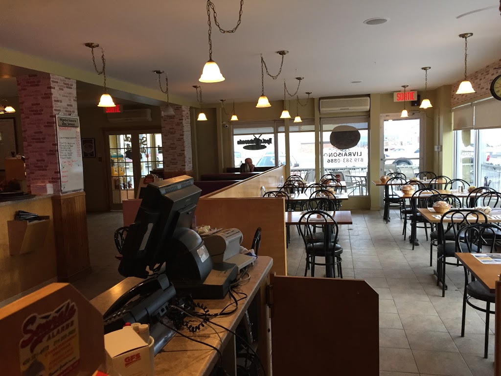 Resto & Brasserie Le Moulin | 3164 Rue Laval, Lac-Mégantic, QC G6B 1A4, Canada | Phone: (819) 583-0886