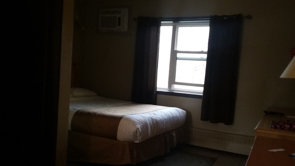Thriftlodge Edmonton | 21640 Stony Plain Rd, Edmonton, AB T5S 2C3, Canada | Phone: (780) 851-1601