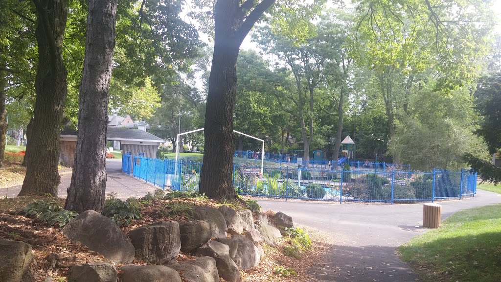 Gayton Park | 8 Rue Gayton, Hampstead, QC H3X 1K7, Canada | Phone: (514) 369-8200