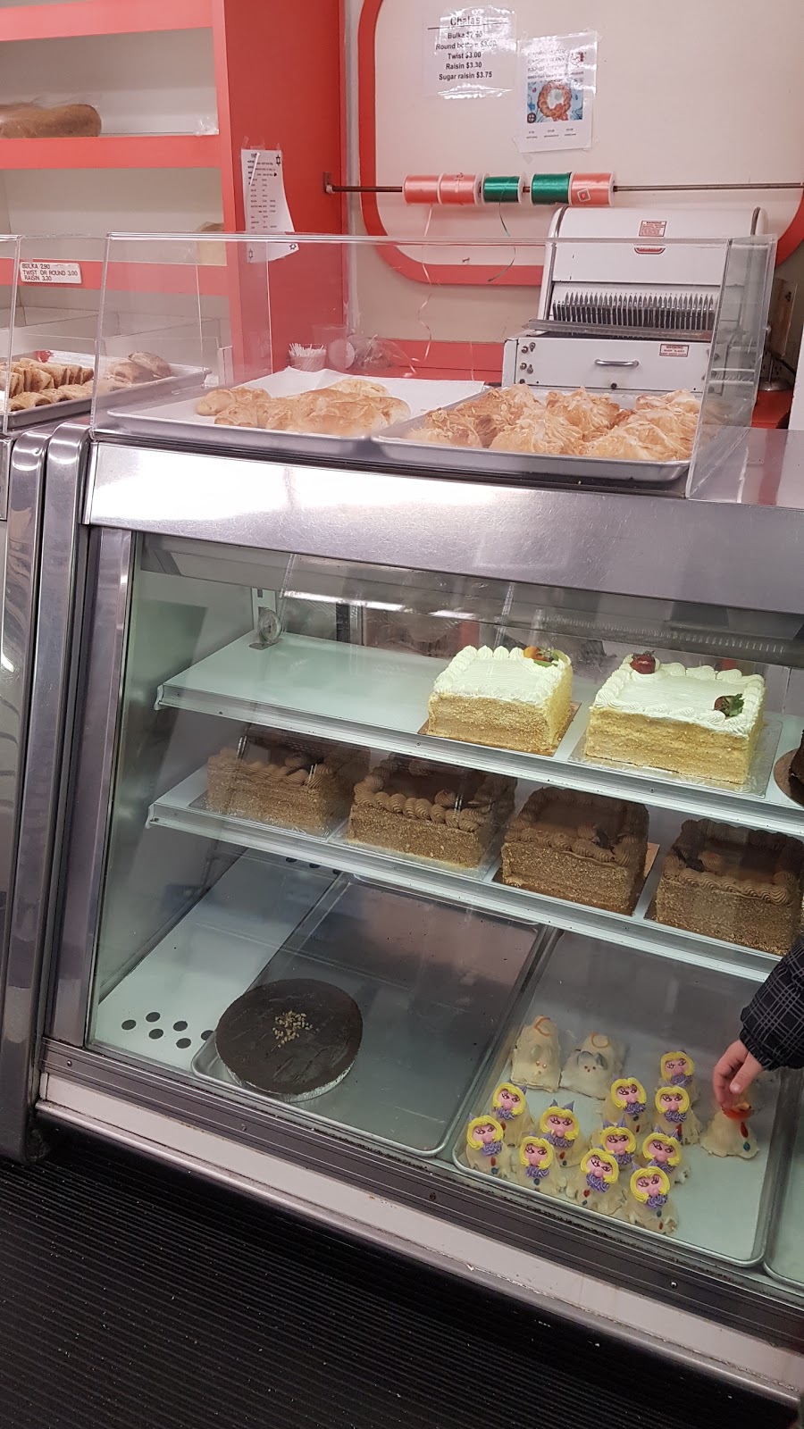 Pâtisserie Chomedey Première Qualité | 4627 Boulevard Samson, Laval, QC H7W 2H5, Canada | Phone: (450) 688-2717