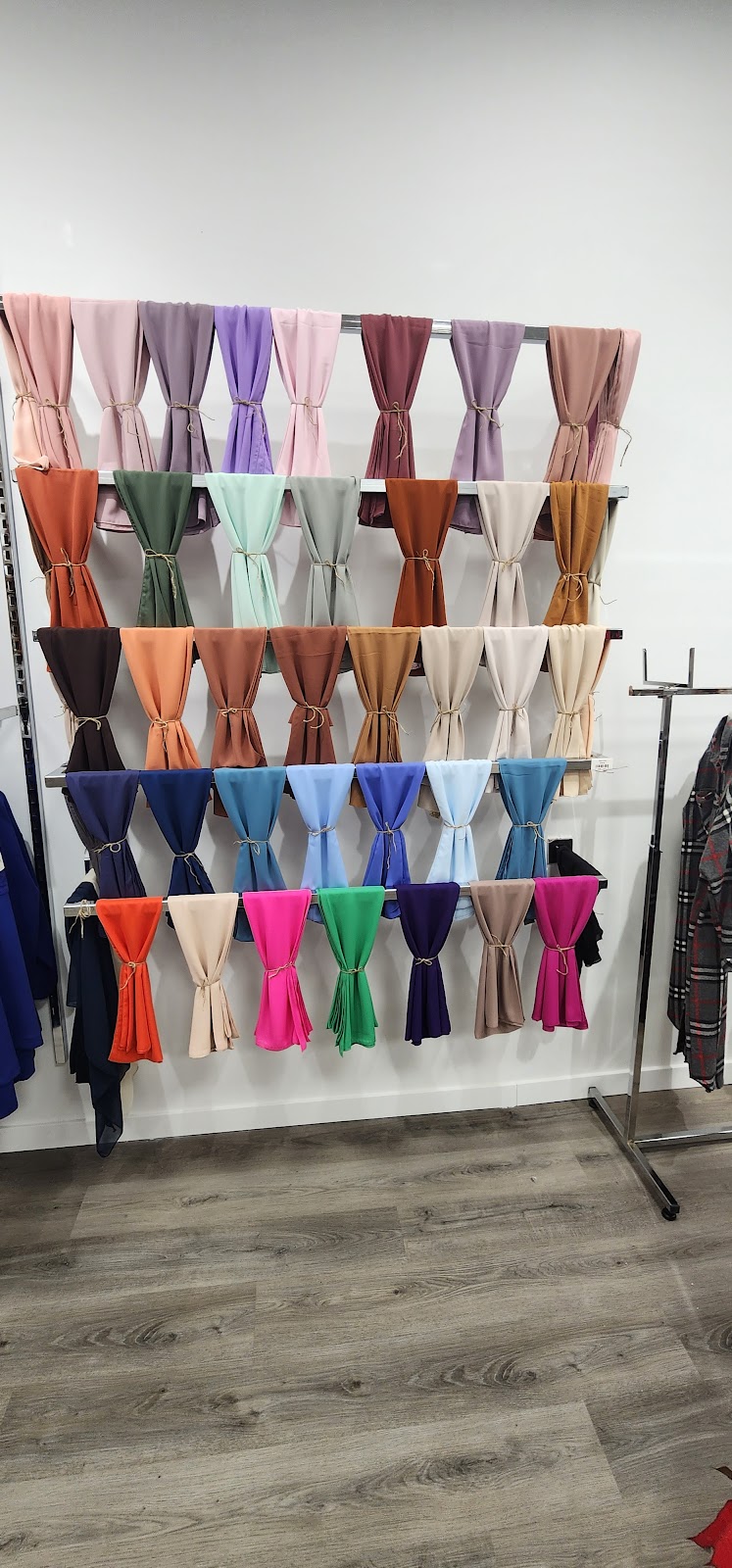 Newins Boutique | 3049 Carling Ave, Ottawa, ON K2B 7K3, Canada | Phone: (514) 659-3025