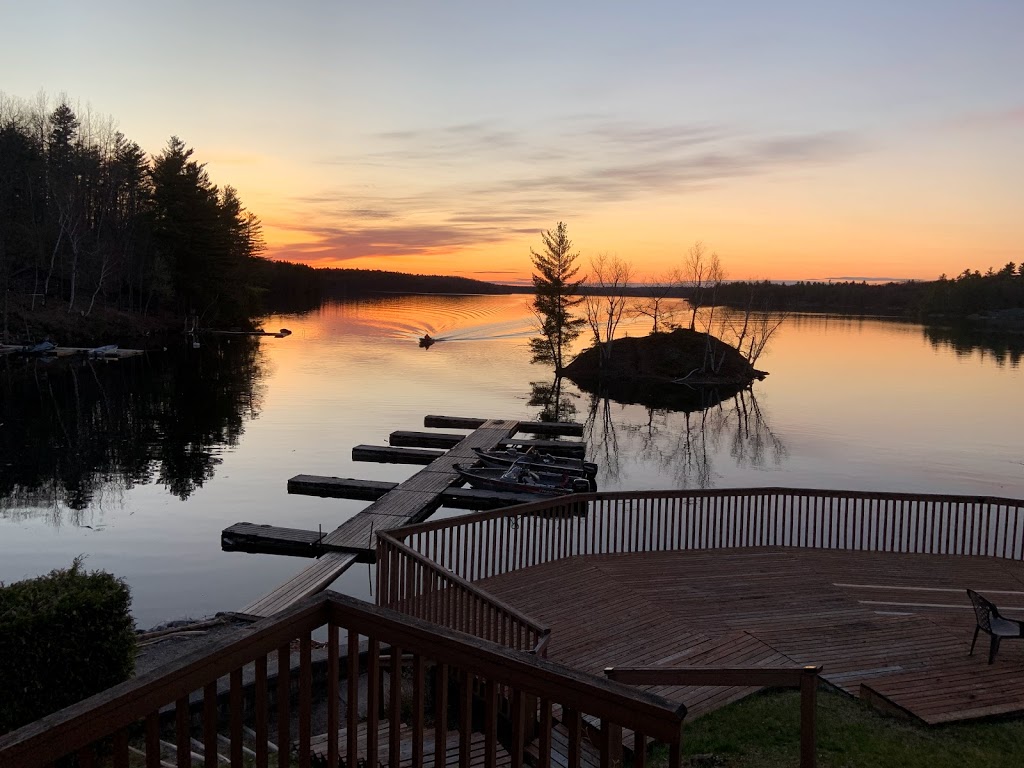 Tumblehome Lodge | 1090 Lodge Rd, Clarendon Station, ON K0H 1J0, Canada | Phone: (613) 279-2414