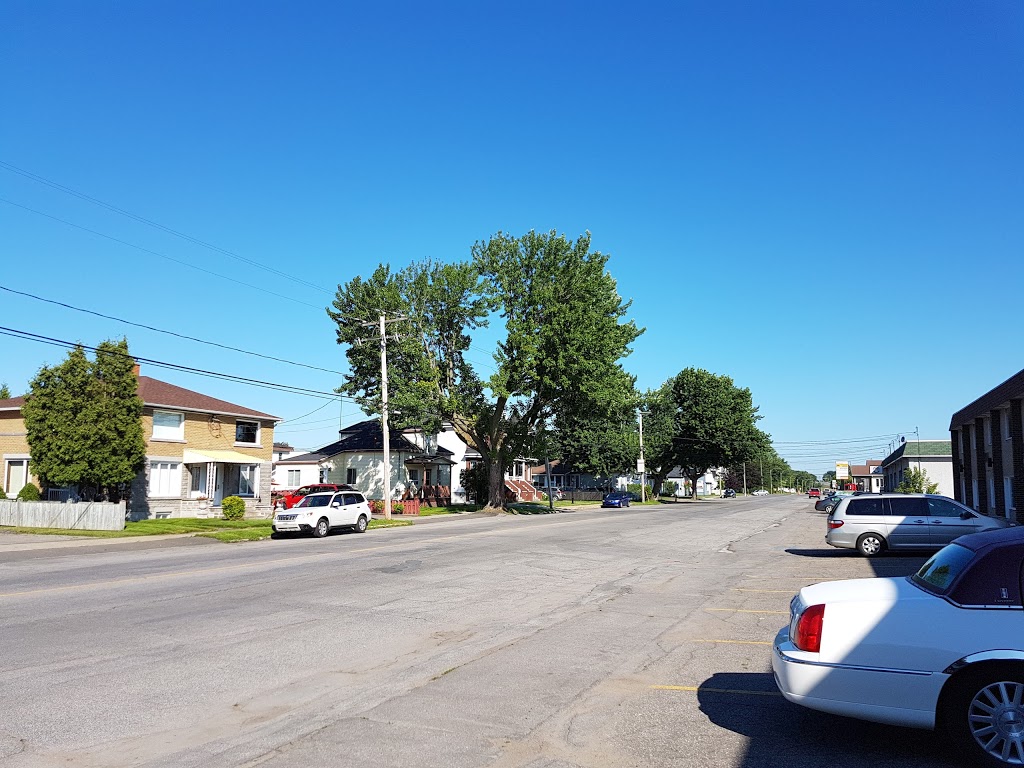 Hotel Motel Penn-Mass | 303 Boulevard Ste Madeleine, Trois-Rivières, QC G8T 3M4, Canada | Phone: (819) 379-8877