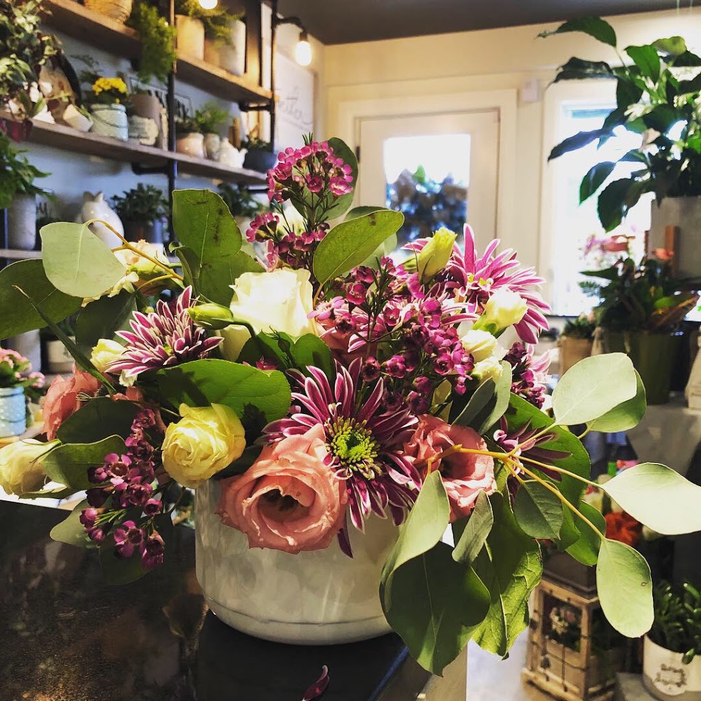 Elora St Flowers | 92 Elora St S, Harriston, ON N0G 1Z0, Canada | Phone: (519) 510-2445
