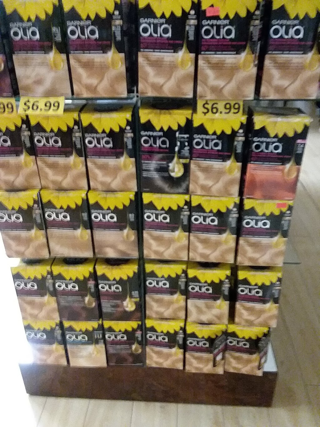 Perfume Hot Spot Discount Centre Inc | 2300 Lawrence Ave E, Scarborough, ON M1P 2R2, Canada | Phone: (647) 435-3088