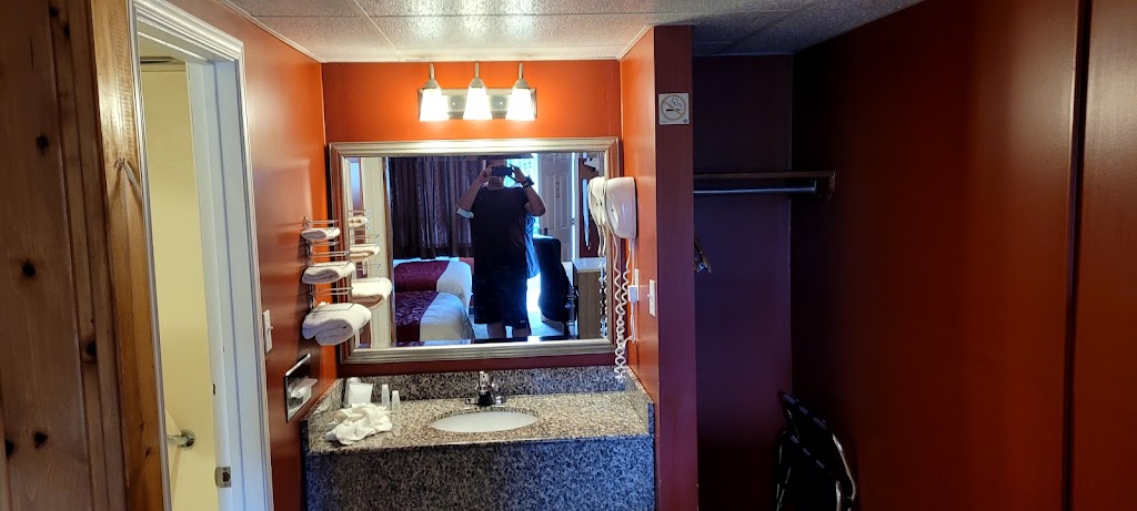Sunset Inn Motel | 69 Main St W, Huntsville, ON P1H 1W9, Canada | Phone: (705) 789-4414