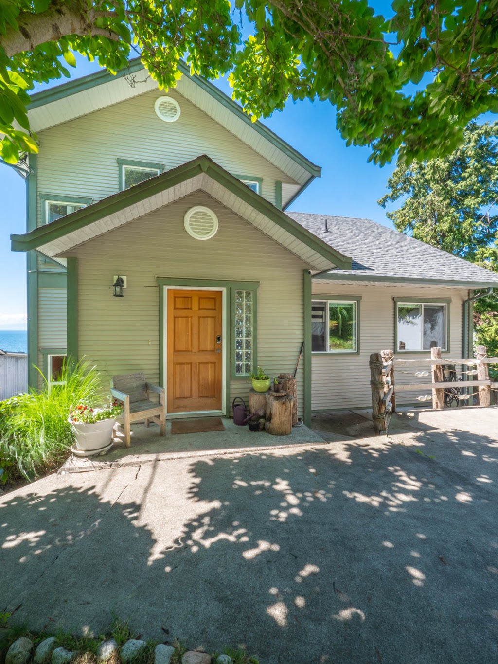 Sunset Beach House | 5231 Sunshine Coast Hwy, Sechelt, BC V0N 3A2, Canada | Phone: (604) 812-2115
