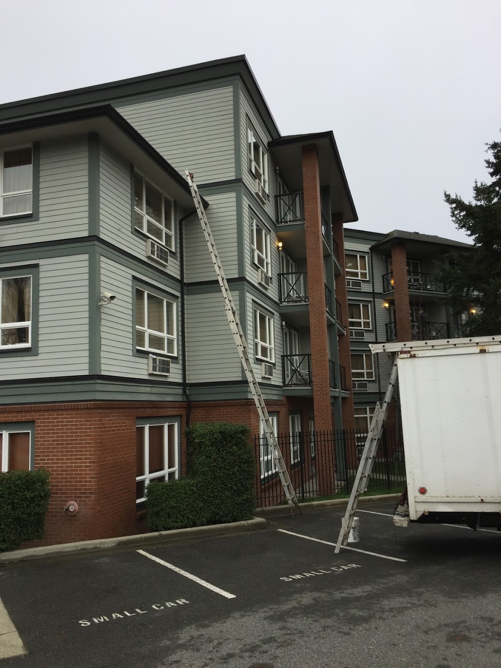 Nanaimo Seamless | 1839 Meredith Rd, Nanaimo, BC V9S 2M6, Canada | Phone: (250) 758-0767