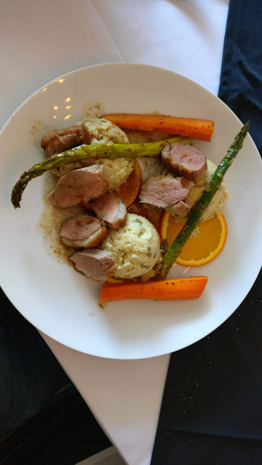 Ze Kitchen Restaurant | 2607 Old Montreal Rd, Cumberland, ON K4C 1A2, Canada | Phone: (613) 833-3000