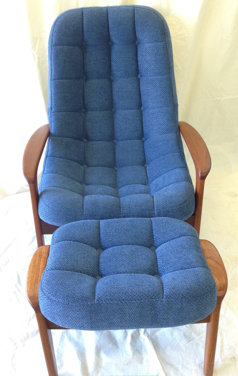 Hummingfox Upholstery | Bridleridge Green SW, Calgary, AB T2Y 0E3, Canada | Phone: (825) 558-3698