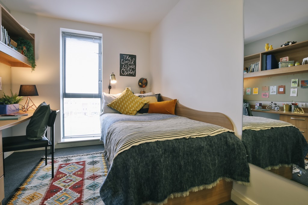 Moon University | 477 Rue Saint-Louis, Gatineau, QC J8P 8B3, Canada | Phone: (581) 700-0056