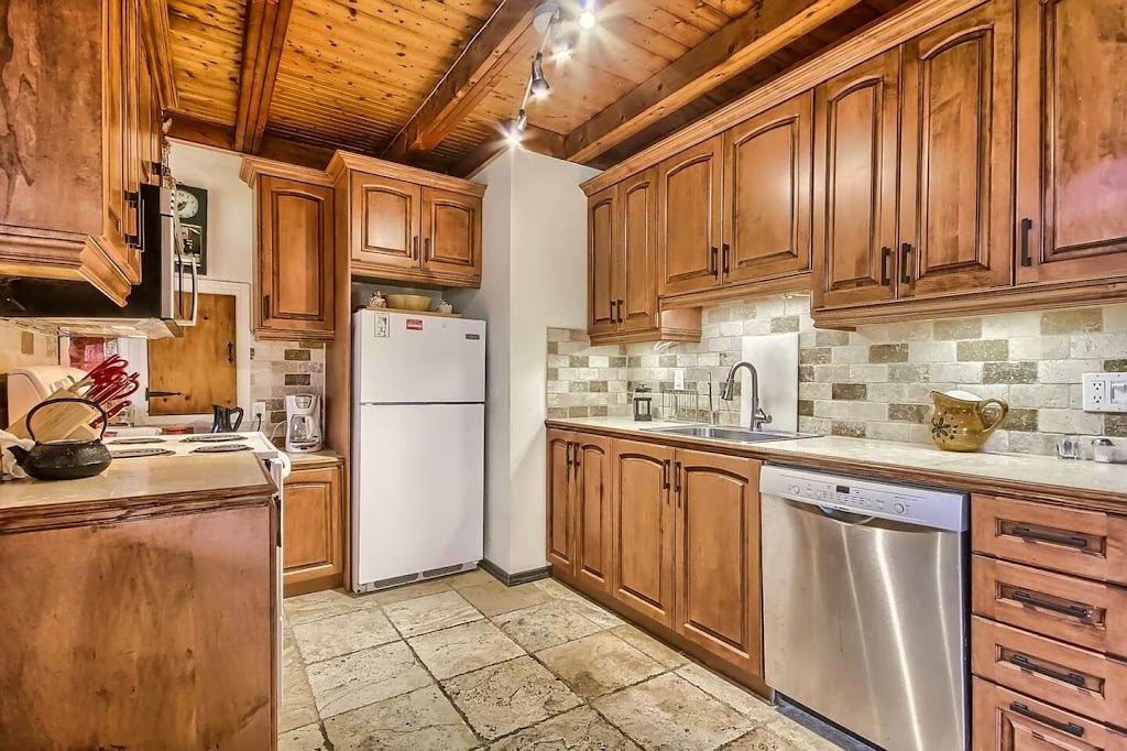 A Red Frame | 137 Fell Station Dr, Fenelon Falls, ON K0M 1N0, Canada | Phone: (905) 924-3211