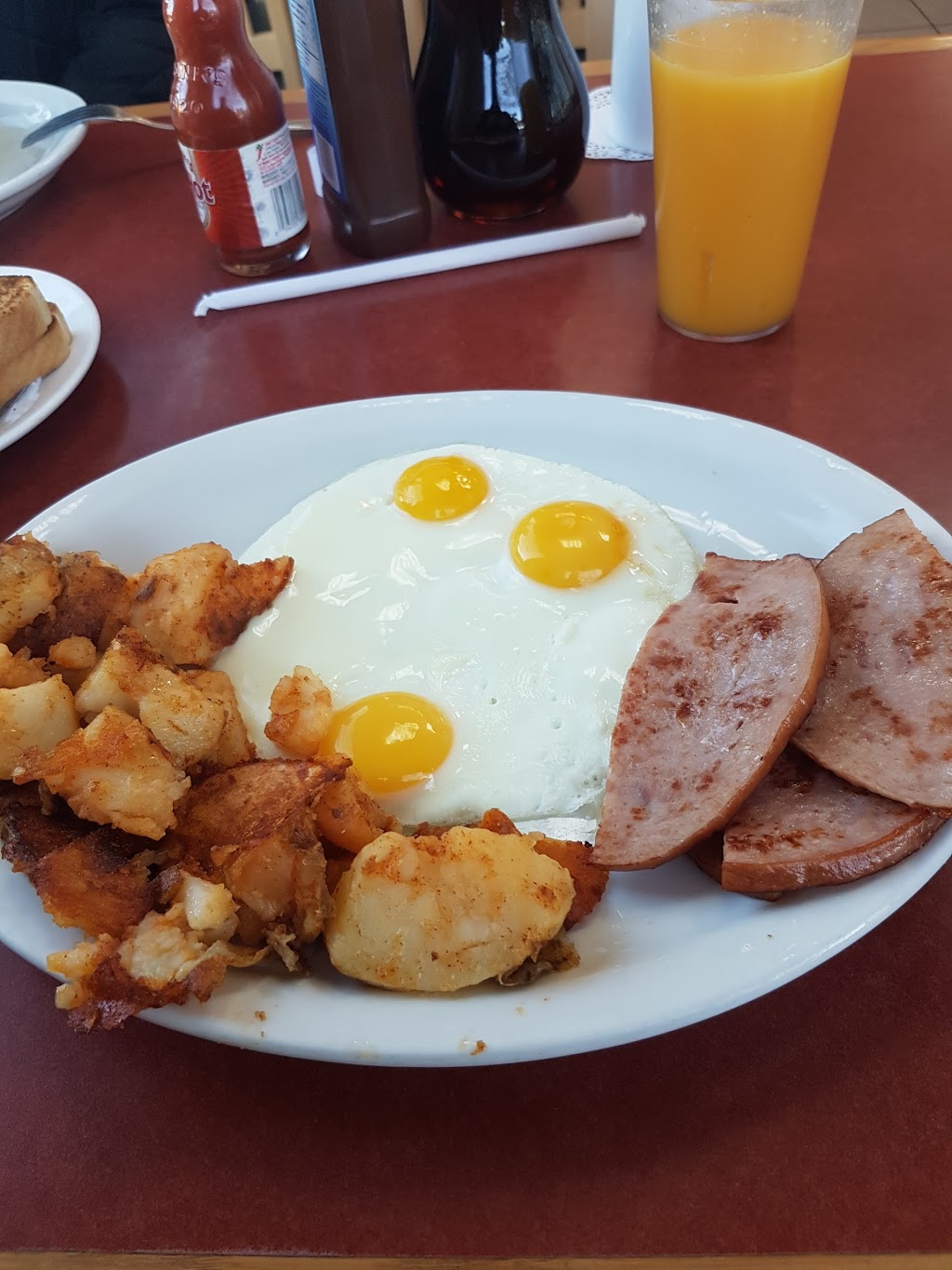 Sunlight Grill | 2304 Royal Windsor Dr, Oakville, ON L6J 7Y1, Canada | Phone: (905) 339-3232