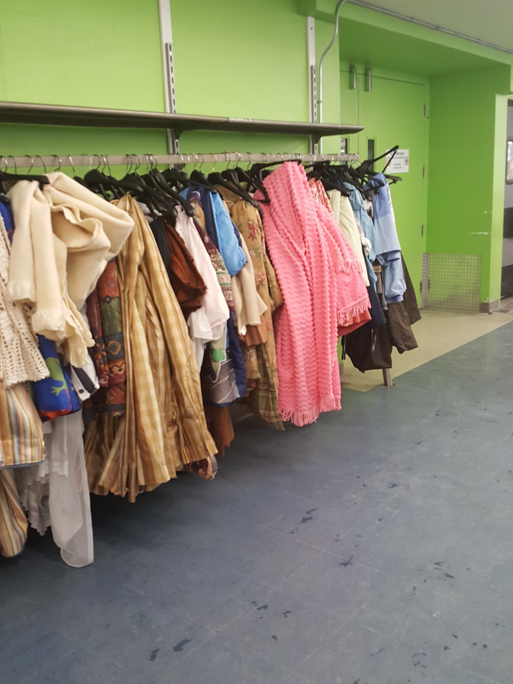 Fripe-Prix Renaissance | 801-803 Boulevard Décarie, Saint-Laurent, QC H4L 3L7, Canada | Phone: (514) 747-2635