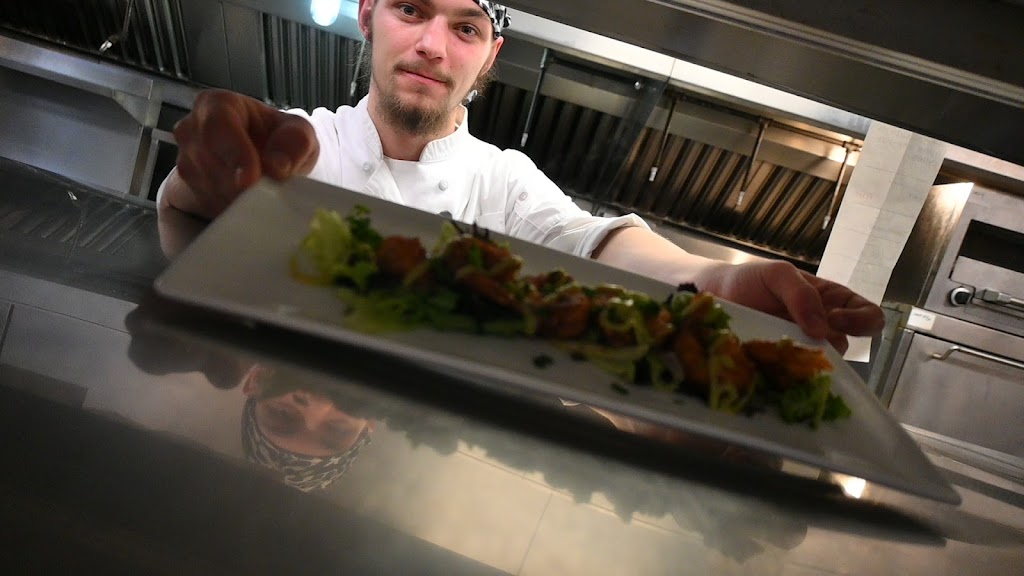 Public House Social & Eatery | 3715 47 Ave, Sylvan Lake, AB T4S 0C8, Canada | Phone: (403) 864-5694