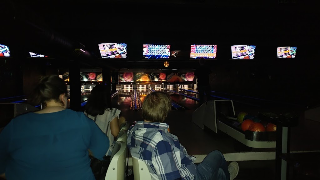 Huntsville Bowl | 2A Cann St, Huntsville, ON P1H 1H3, Canada | Phone: (705) 789-0788